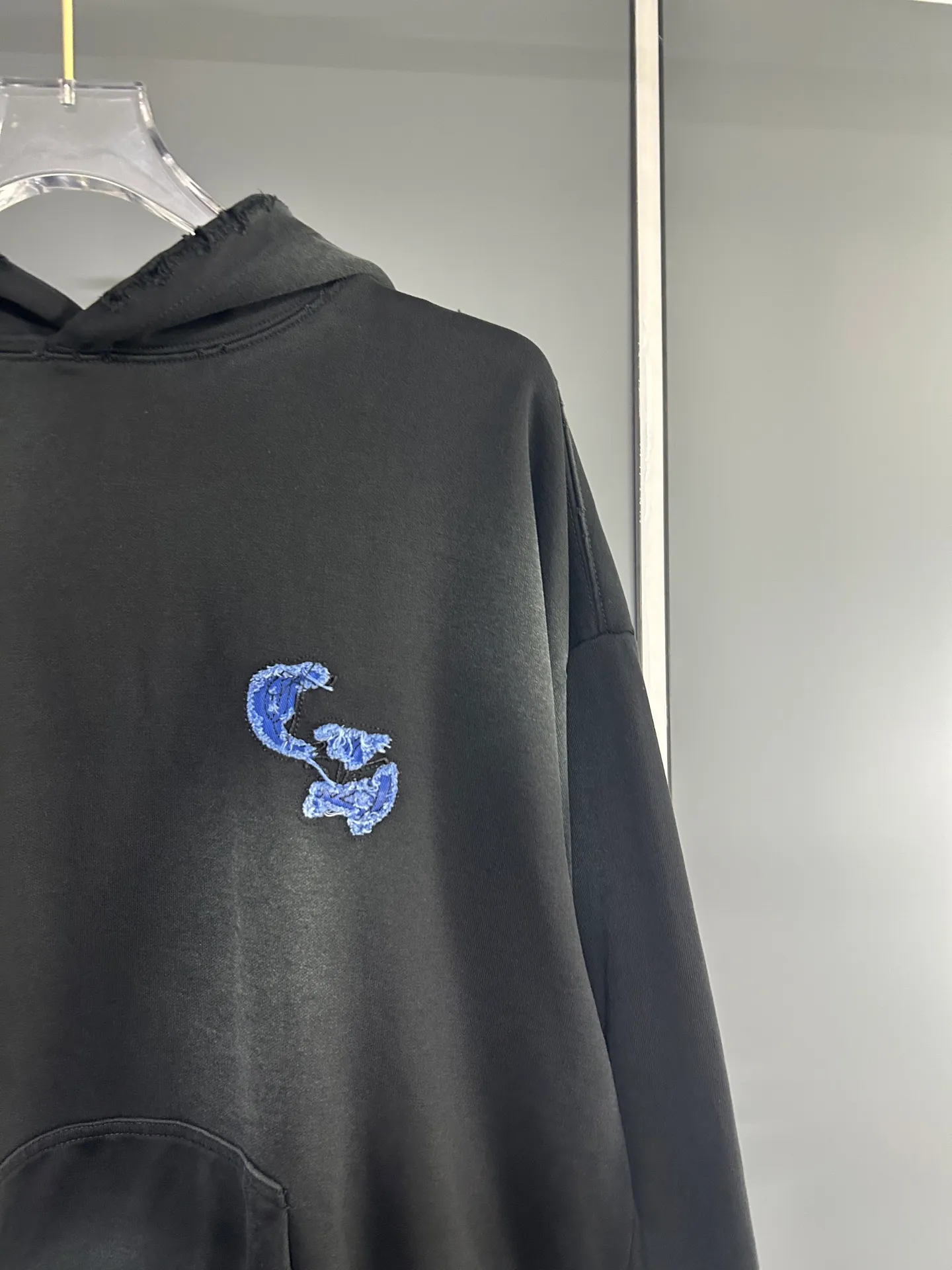 P310 𝗖𝗵𝗿𝗼𝗺𝗲 𝗛𝗲𝗮𝗿𝘁𝘀/Cro Heart 2025 Cross Patch Embroidery Summer New Original Single Counter American Acid Washed Distressed Laser Burnt Patch Embroidery Couple Casual Hooded Sweatshirt 👑The highest version! Customized fabric 440g tripe terry fabric! American acid-washed and distressed original fabric laser burnt ✟appliqué embroidery and exquisite embroidery of letters! The best-selling model at the counter. It is very comfortable to wear. It is low-key yet luxurious. It is very classy when worn. The large size and tailoring are needless to say. The upper body is exquisite and vivid. 👍High-end first-class materials. A truly palace-level product. The cotton from Turkey is of outstanding quality. After heavy washing, the clothes are very soft! Not picky, the upper body is absolutely stylish and extremely luxurious. Auxiliary materials: The original model has been authenticated and labeled ➕100% silk washed with water label. Genuine purchase-grade original hangtag➕matching hanging rope➕3D hanging beads➕original packaging bag. Craftsmanship: The original version has consistent wiring! The highest version of the armhole matching technique! Countless times of pattern making to 100% restore the original appearance! The correct version is the same for men and women, super eye-catching, super good-looking, and super atmospheric! Color: White Black Royal Blue Size, XS S M L